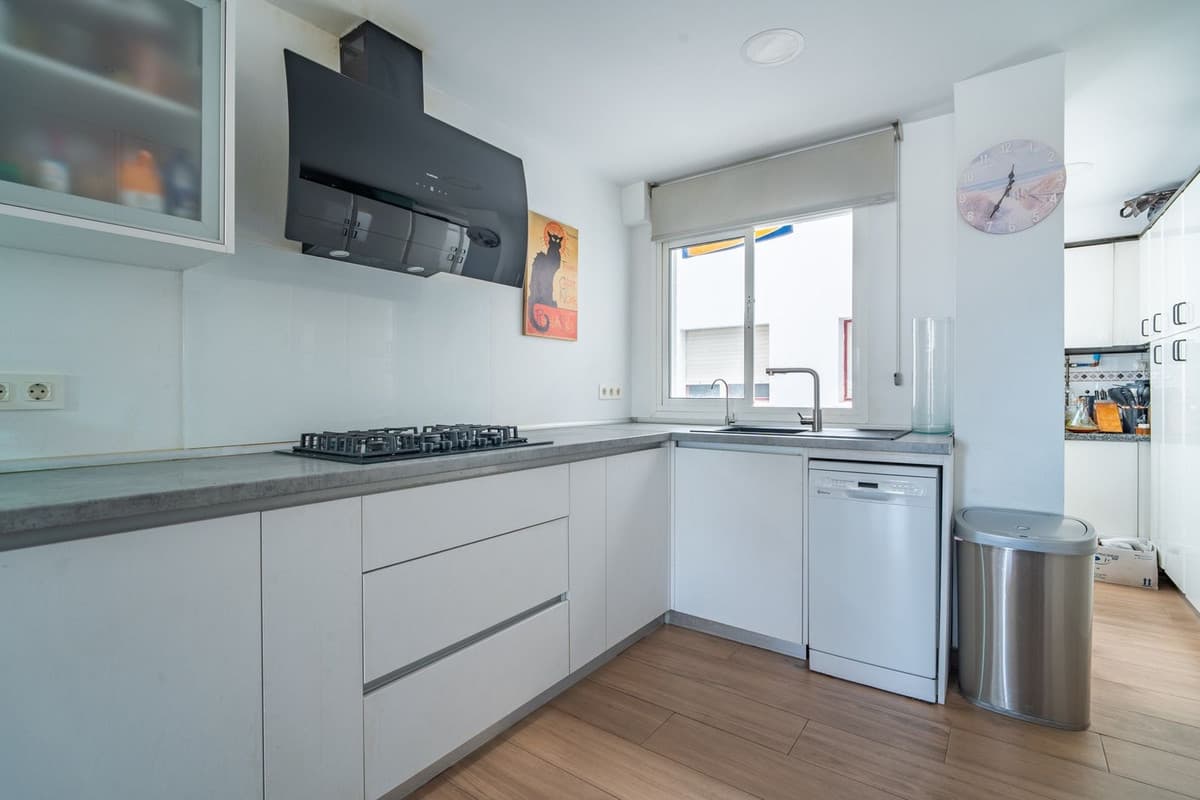 Middle Floor Apartment in El Palo — photo 7 of 10