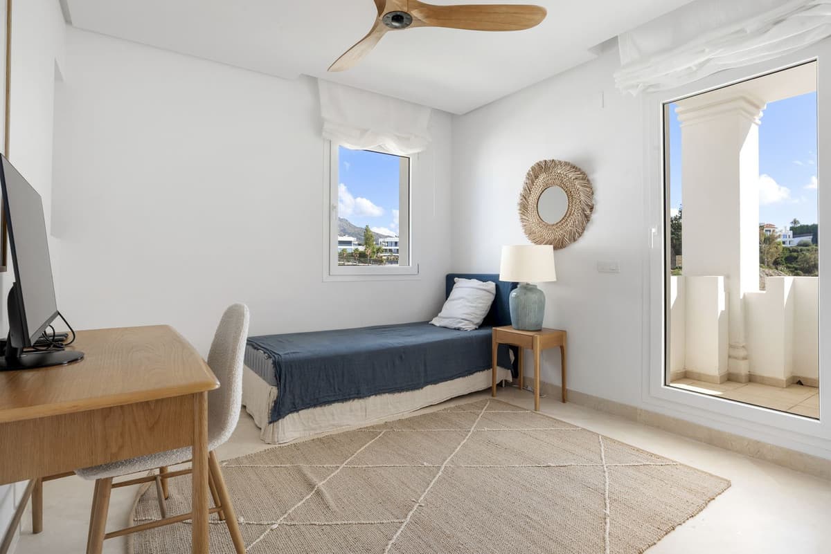 Middle Floor Apartment in Aloha — photo 7 of 10
