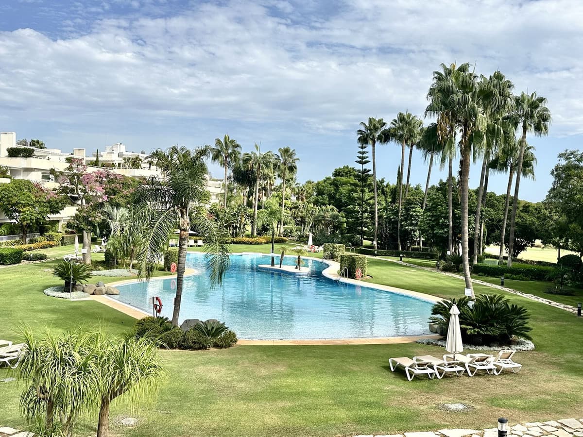 Middle Floor Apartment in Marbella — photo 1 of 10