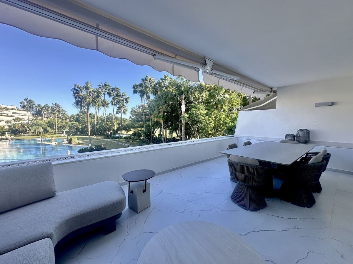 Middle Floor Apartment in Marbella — photo 3 of 10