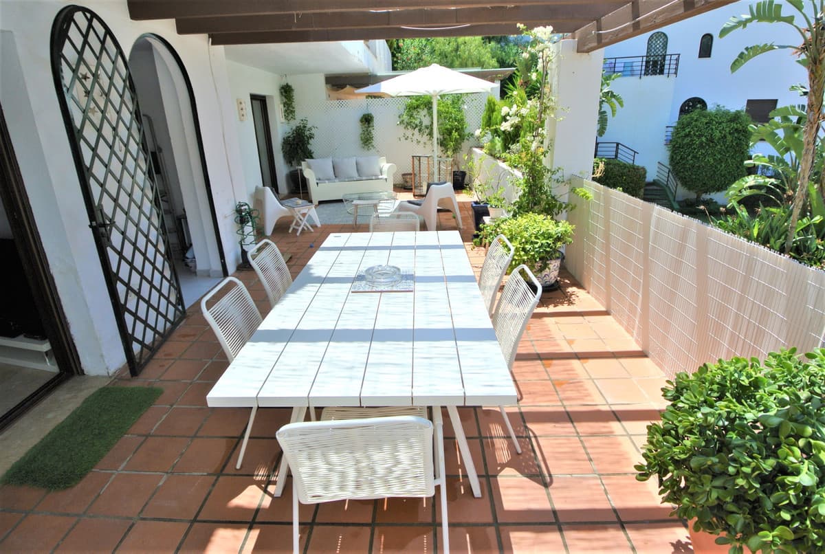 Middle Floor Apartment in The Golden Mile — photo 9 of 10