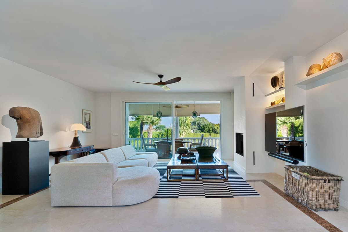Detached Villa in El Paraiso — photo 3 of 10