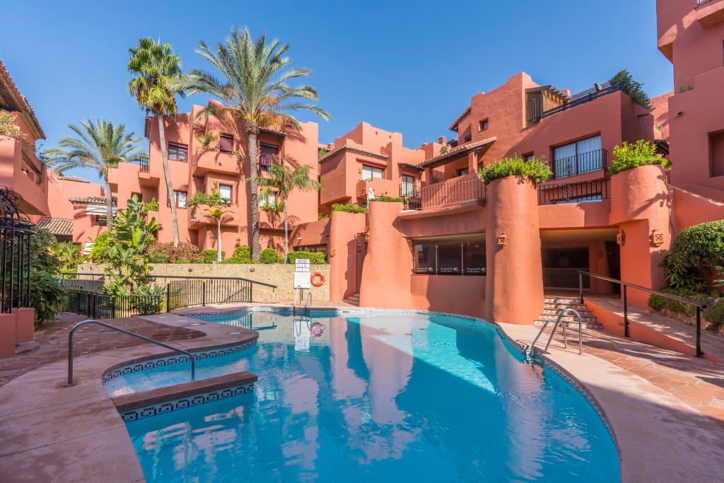 Middle Floor Apartment in Elviria — photo 1 of 10