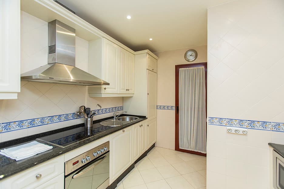 Middle Floor Apartment in Elviria — photo 6 of 10