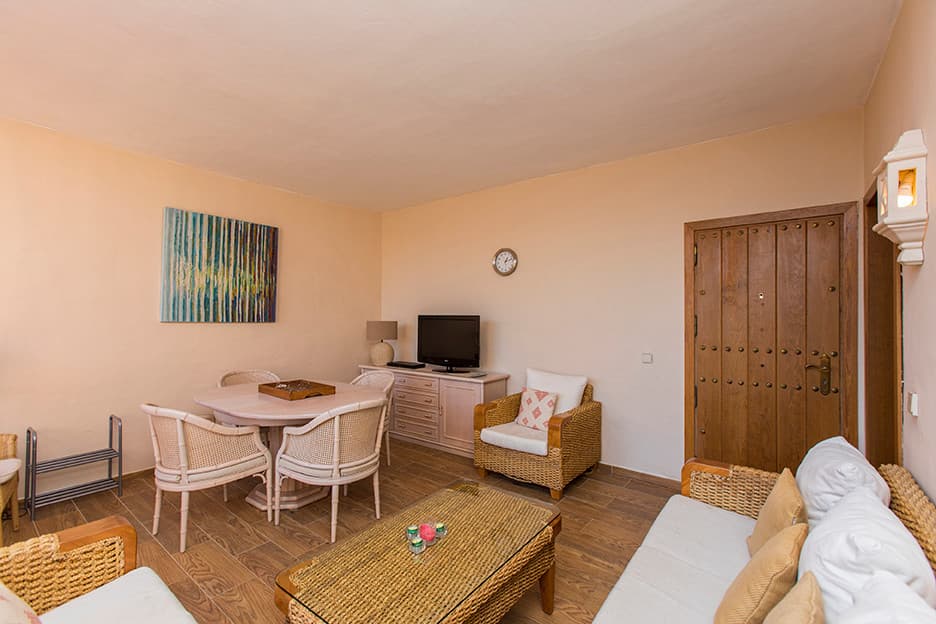 Middle Floor Apartment in Elviria — photo 7 of 10