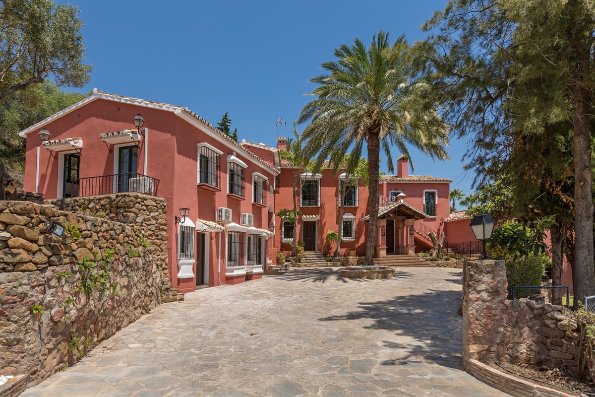 Detached Villa in Benahavís — photo 3 of 10