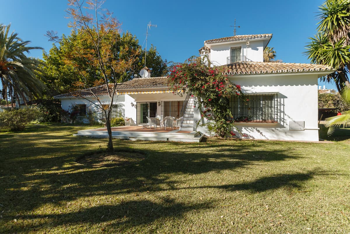 Detached Villa in Guadalmina Baja — photo 1 of 6