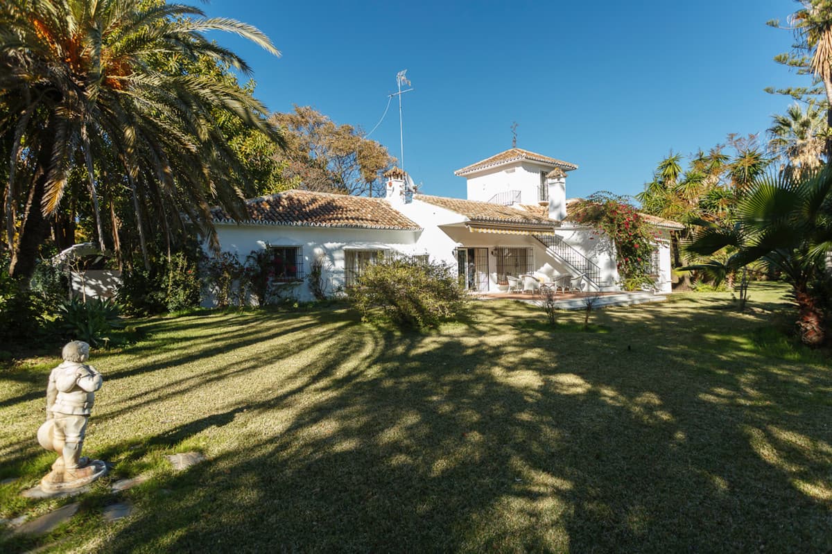 Detached Villa in Guadalmina Baja — photo 2 of 6