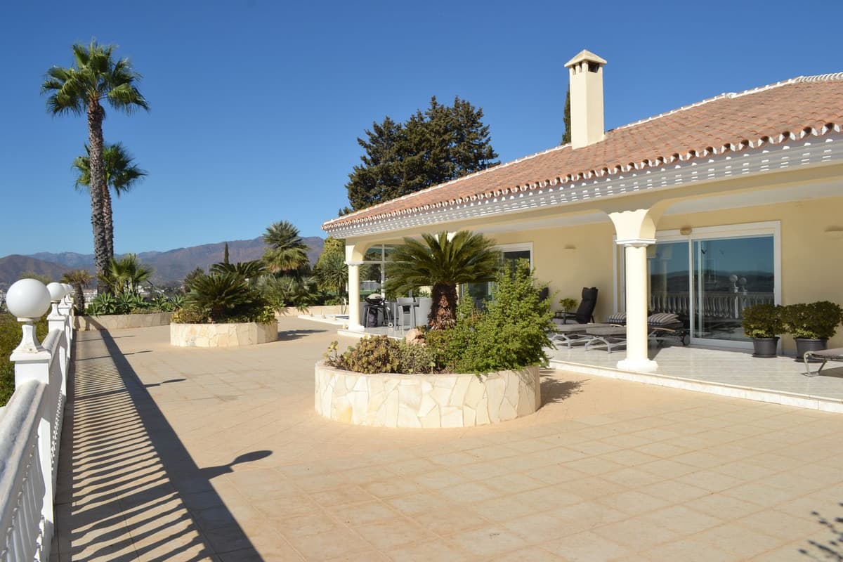 Detached Villa in Sierrezuela — photo 2 of 10