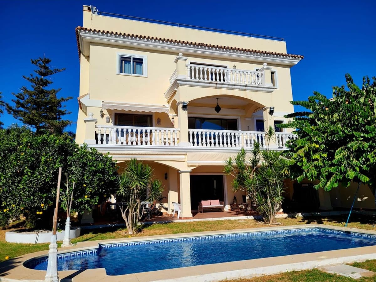 Detached Villa in Marbella — photo 1 of 10