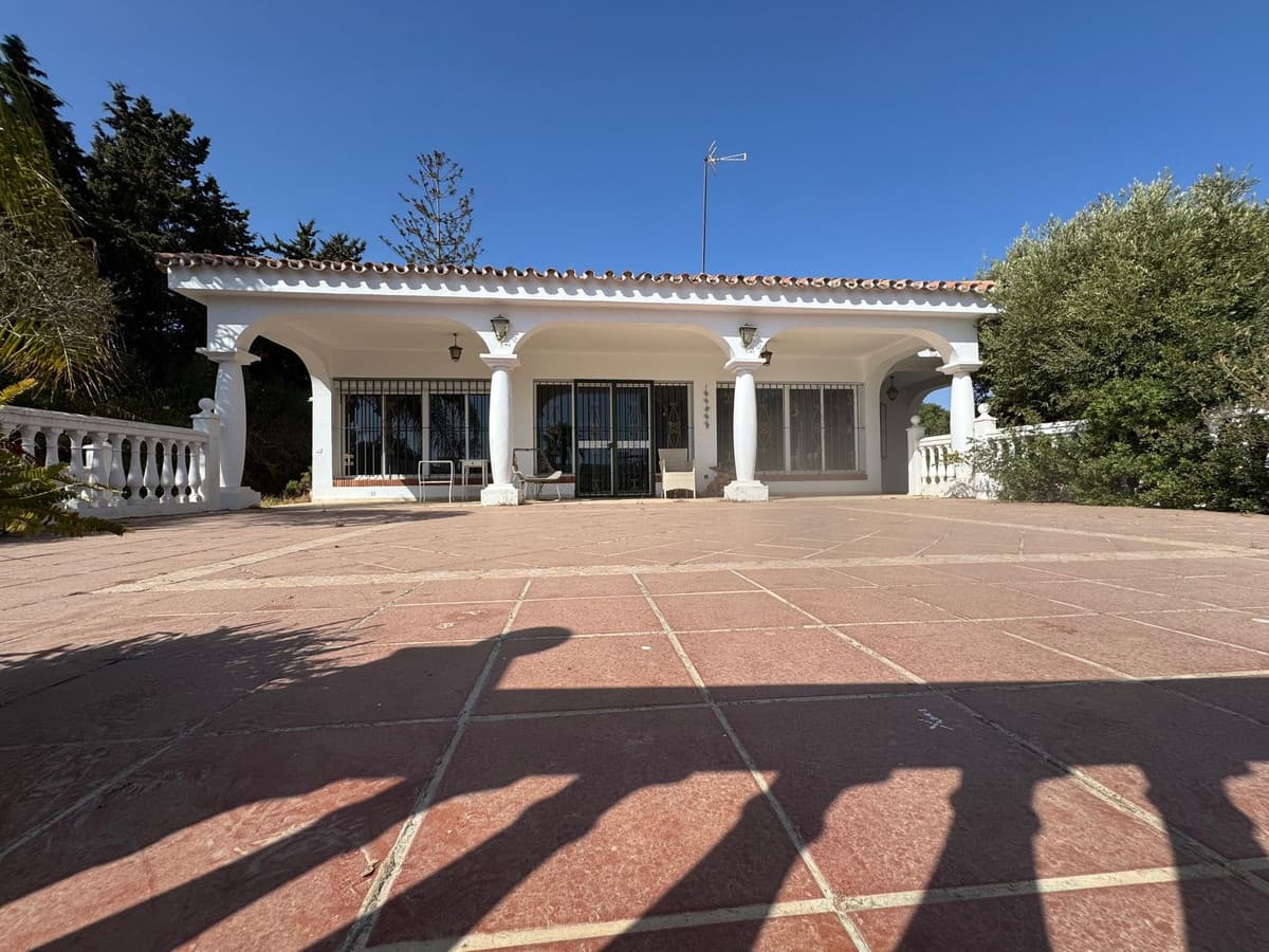 Detached Villa in Estepona — photo 1 of 10