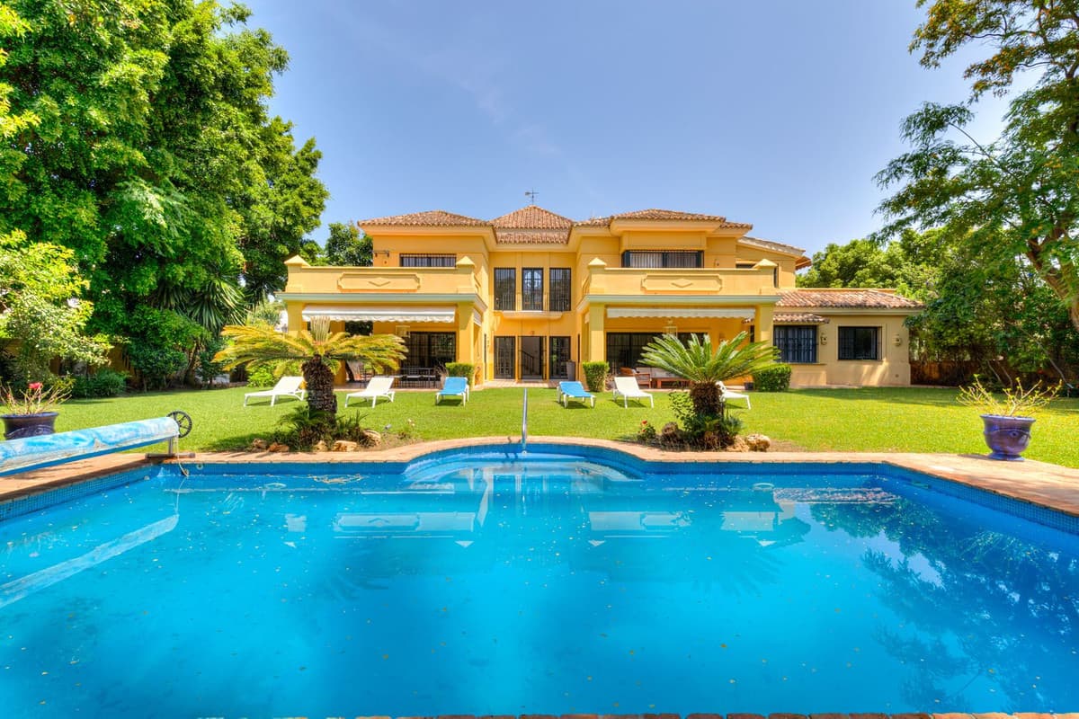 Detached Villa in Guadalmina Baja — photo 1 of 10