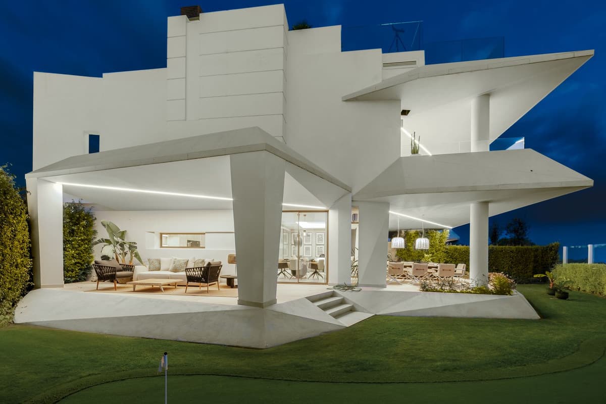 Semi-Detached House in Nueva Andalucía — photo 1 of 10