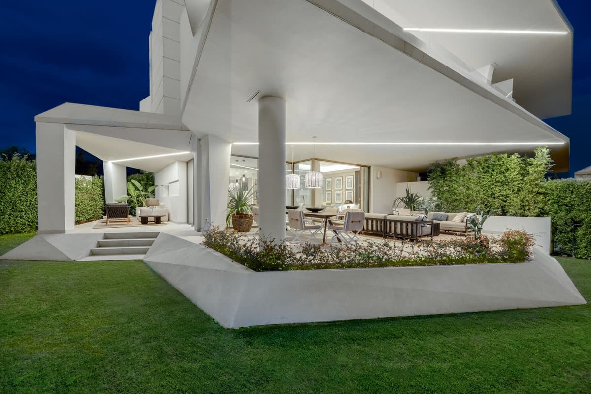 Semi-Detached House in Nueva Andalucía — photo 2 of 10
