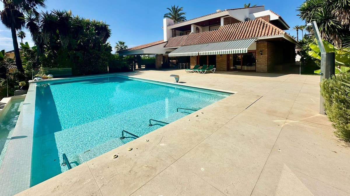 Detached Villa in Nueva Andalucía — photo 1 of 10