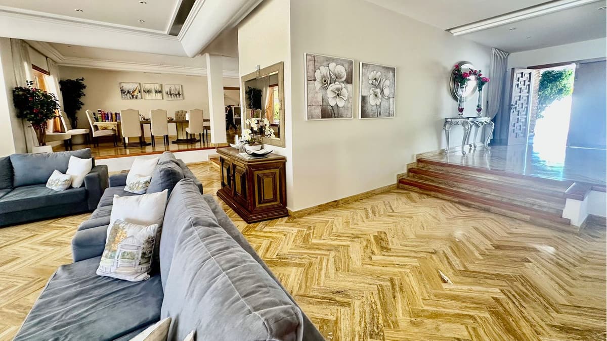 Detached Villa in Nueva Andalucía — photo 3 of 10