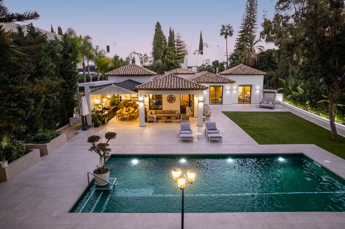 Detached Villa in Nueva Andalucía — photo 1 of 10