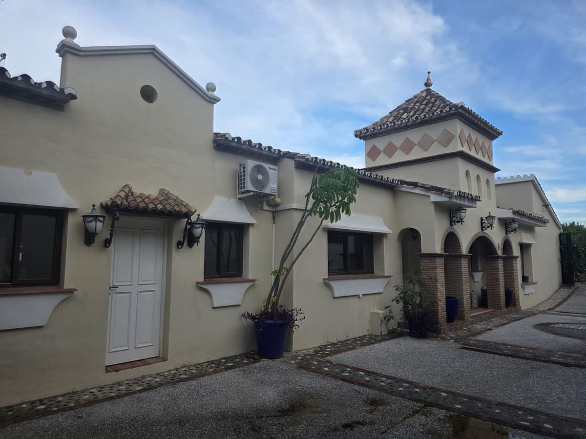 Detached Villa in El Paraiso — photo 1 of 10