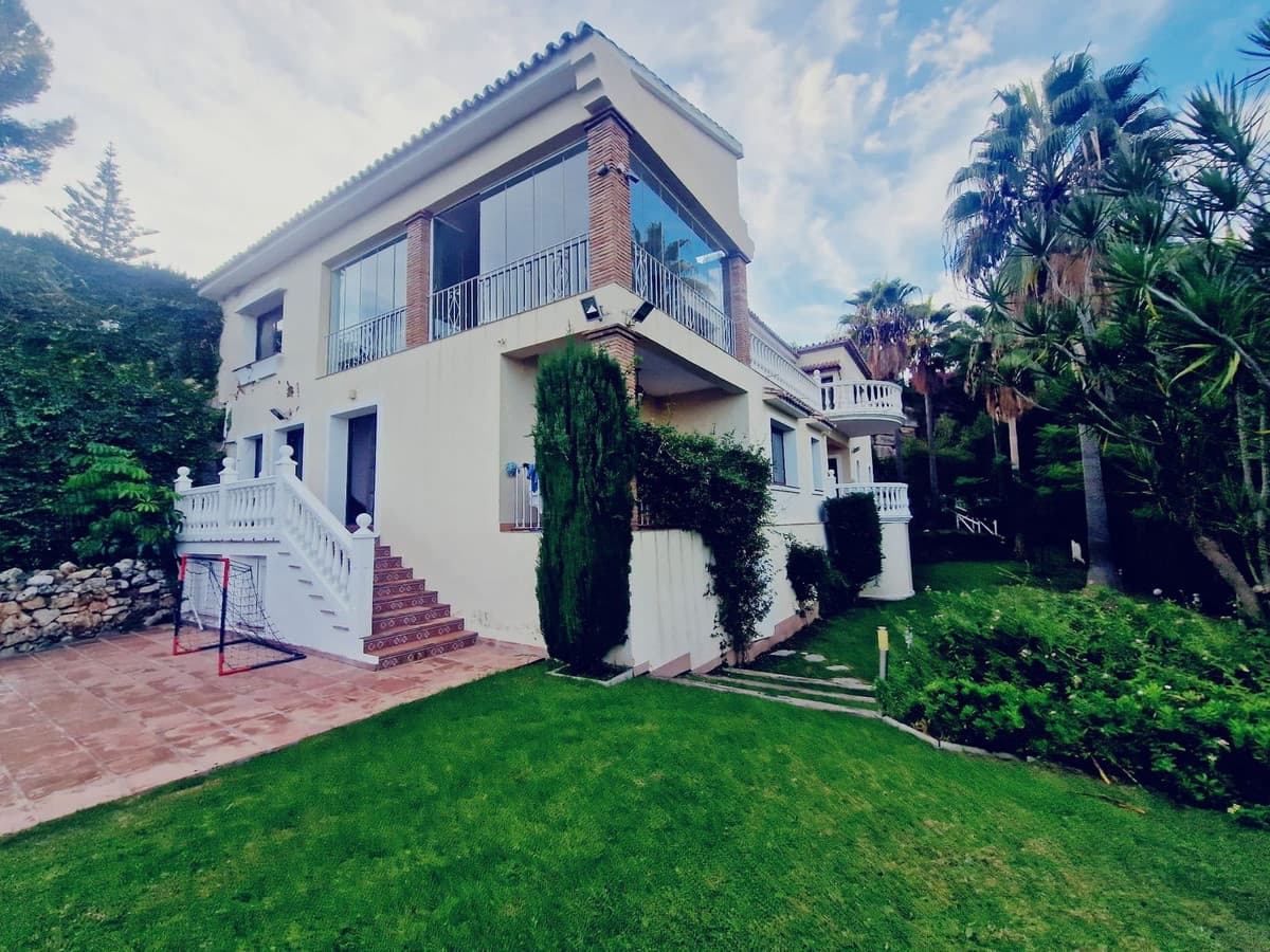 Detached Villa in El Paraiso — photo 2 of 10