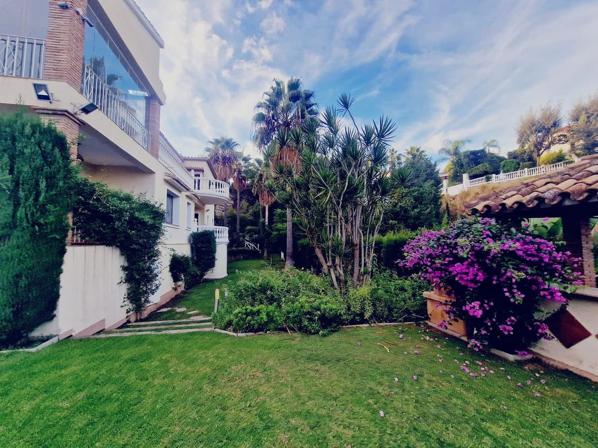 Detached Villa in El Paraiso — photo 3 of 10