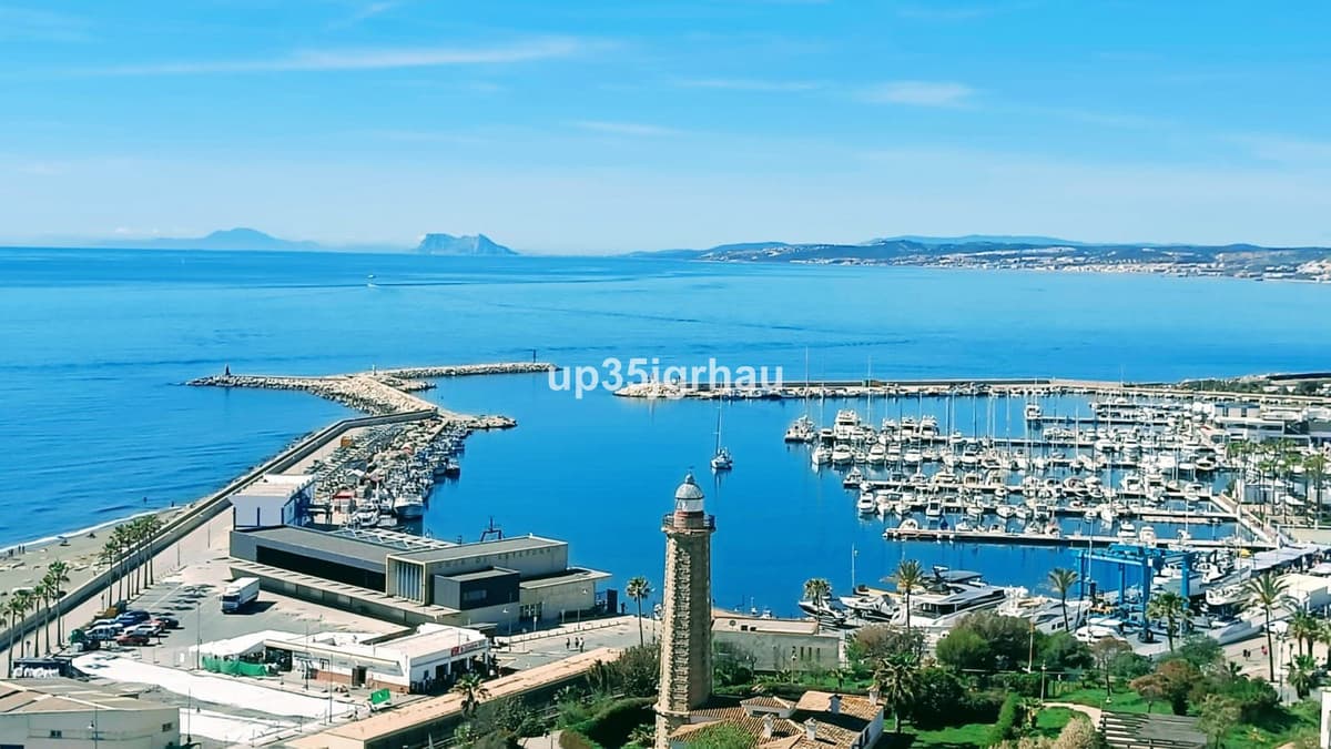 Top Floor Apartment in Estepona — photo 1 of 10