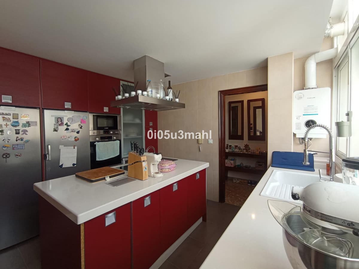 Middle Floor Apartment in La Trinidad — photo 1 of 10
