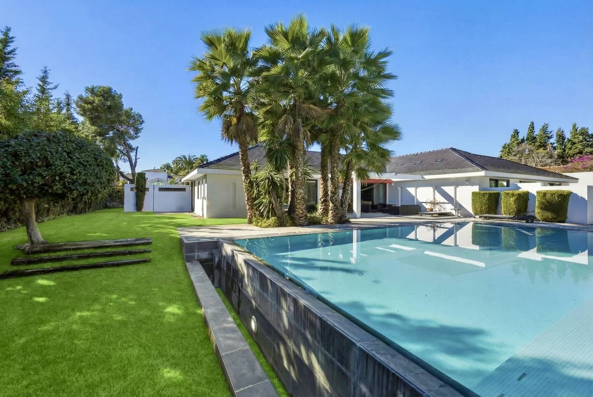 Detached Villa in Guadalmina Baja — photo 1 of 10