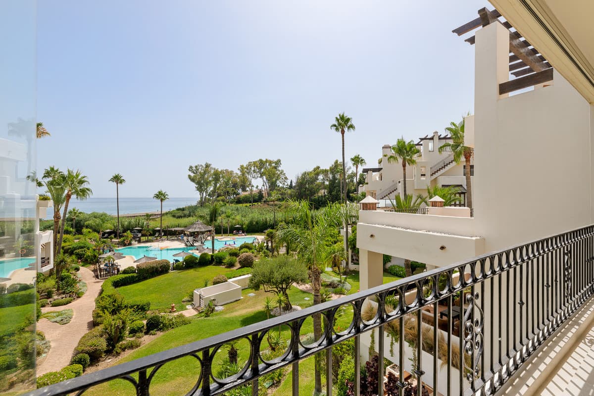 Middle Floor Apartment in Estepona — photo 3 of 10