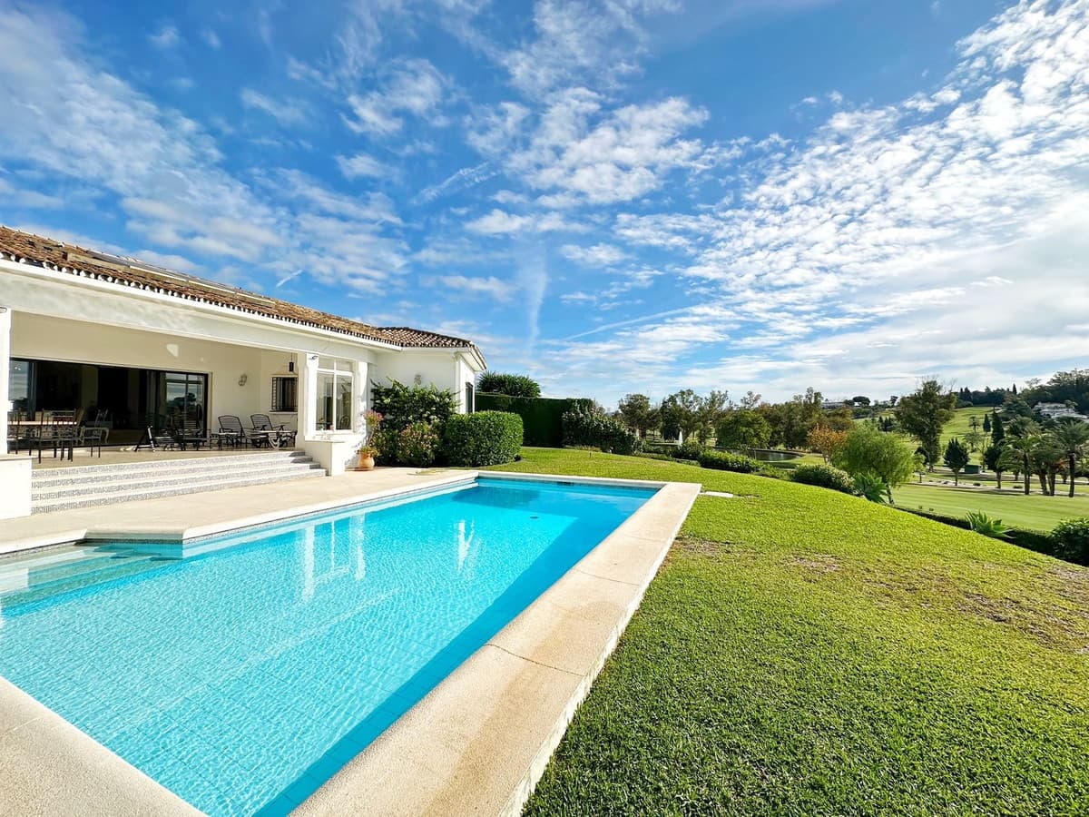 Detached Villa in El Paraiso — photo 1 of 10