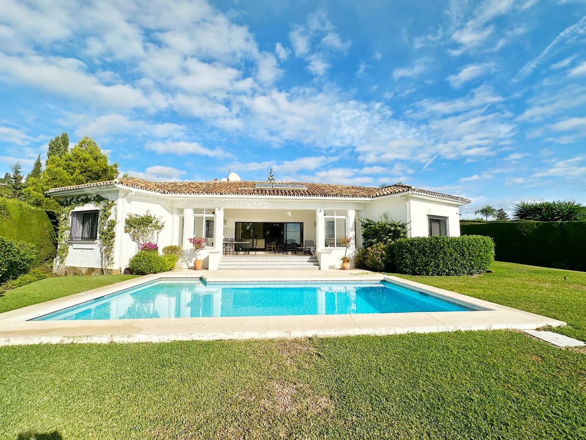 Detached Villa in El Paraiso — photo 2 of 10