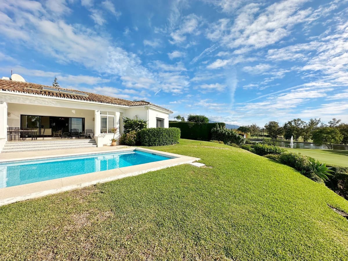 Detached Villa in El Paraiso — photo 3 of 10