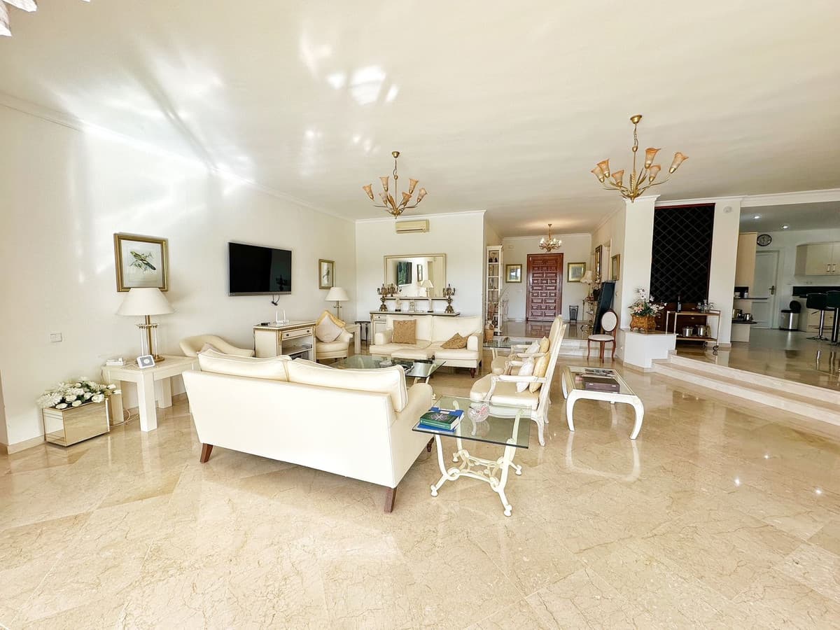 Detached Villa in El Paraiso — photo 8 of 10