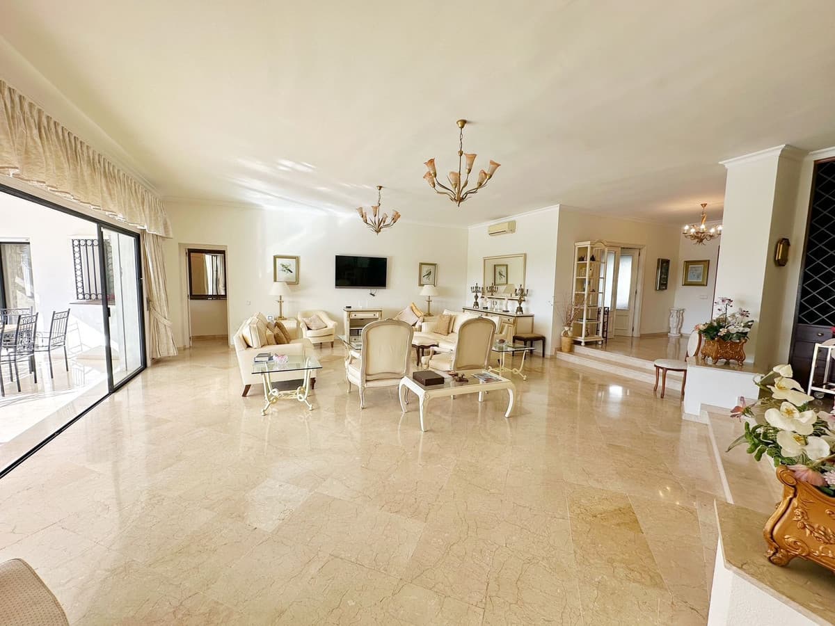 Detached Villa in El Paraiso — photo 9 of 10