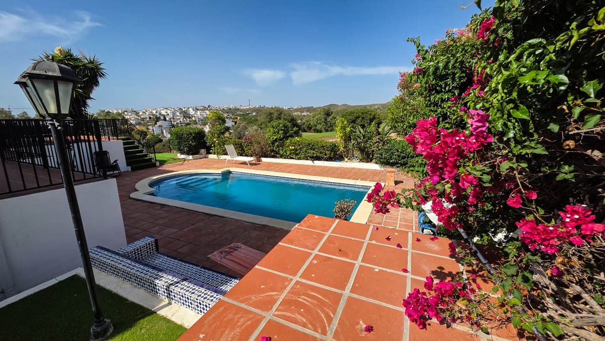 Semi-Detached House in La Duquesa — photo 1 of 10