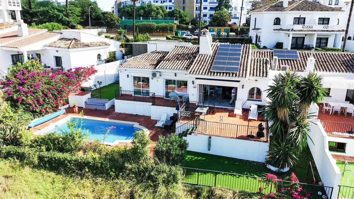 Semi-Detached House in La Duquesa — photo 2 of 10
