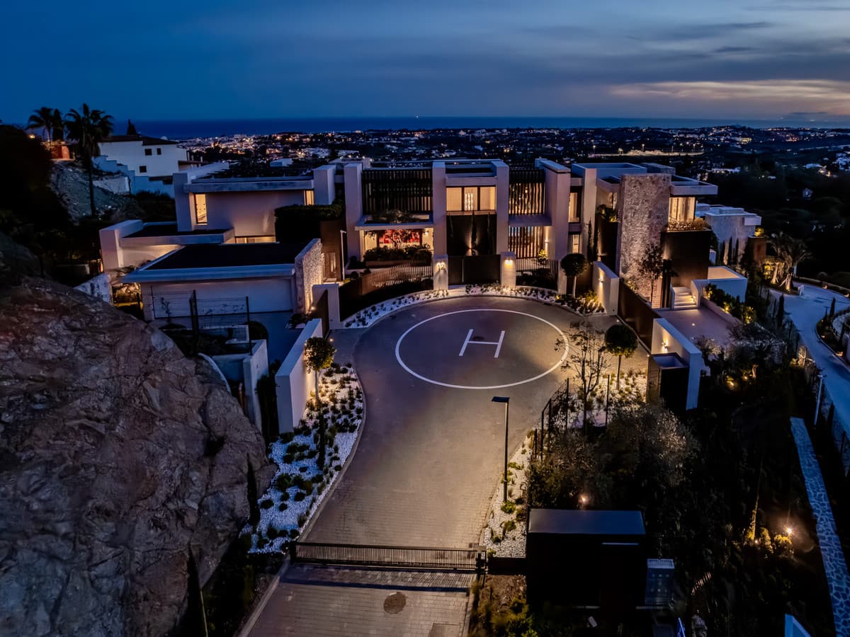Detached Villa in La Quinta — photo 1 of 10
