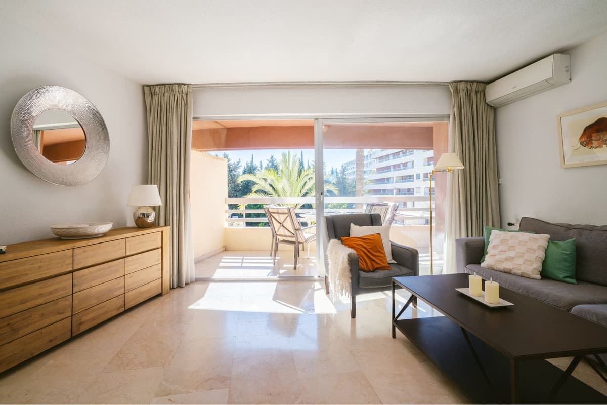 Middle Floor Apartment in Marbella — photo 1 of 10