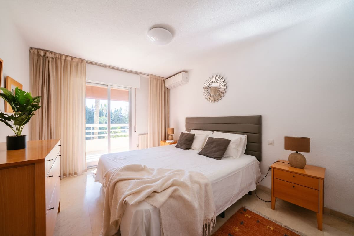 Middle Floor Apartment in Marbella — photo 3 of 10