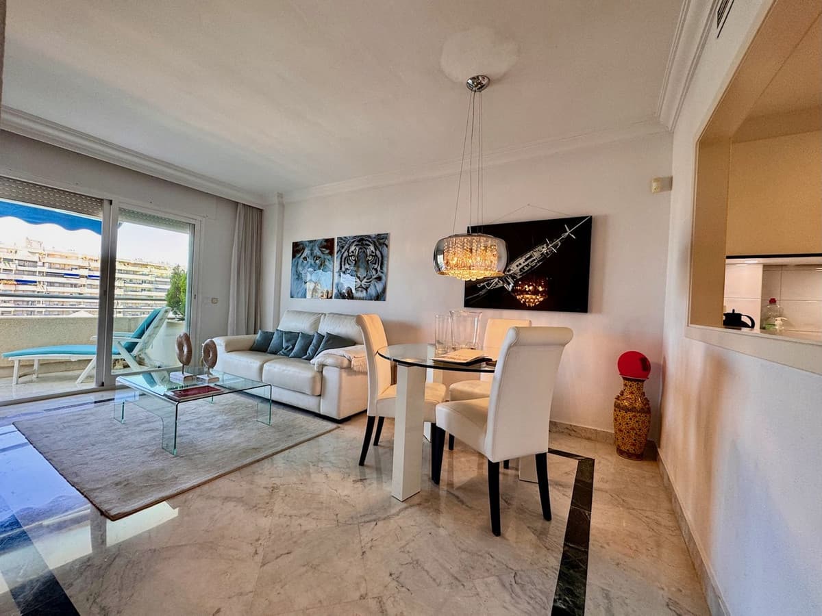 Middle Floor Apartment in Puerto Banús — photo 3 of 10