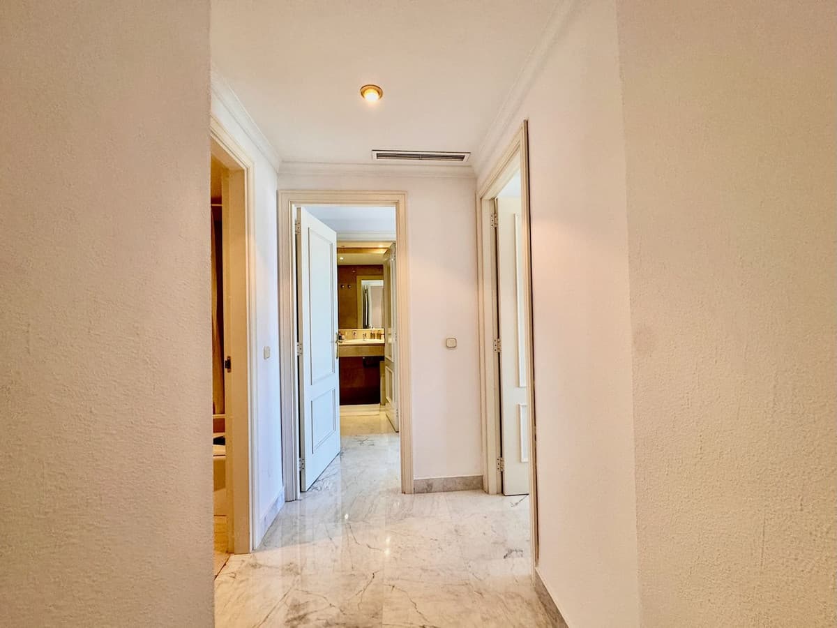 Middle Floor Apartment in Puerto Banús — photo 10 of 10
