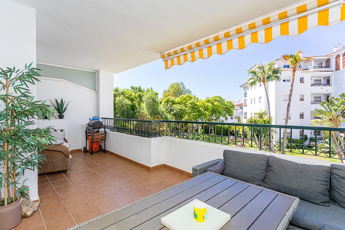 Middle Floor Apartment in Calahonda — photo 1 of 10