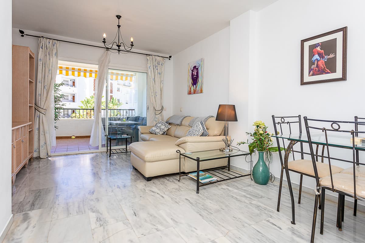 Middle Floor Apartment in Calahonda — photo 2 of 10