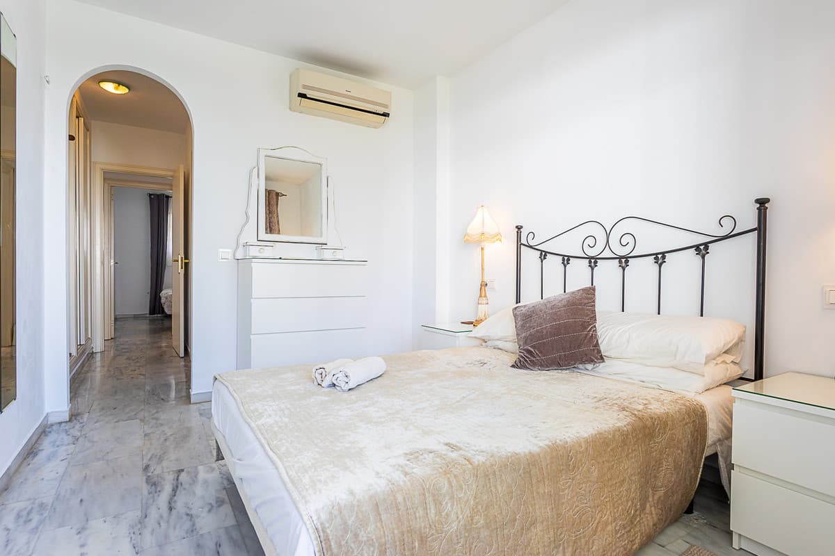 Middle Floor Apartment in Calahonda — photo 4 of 10