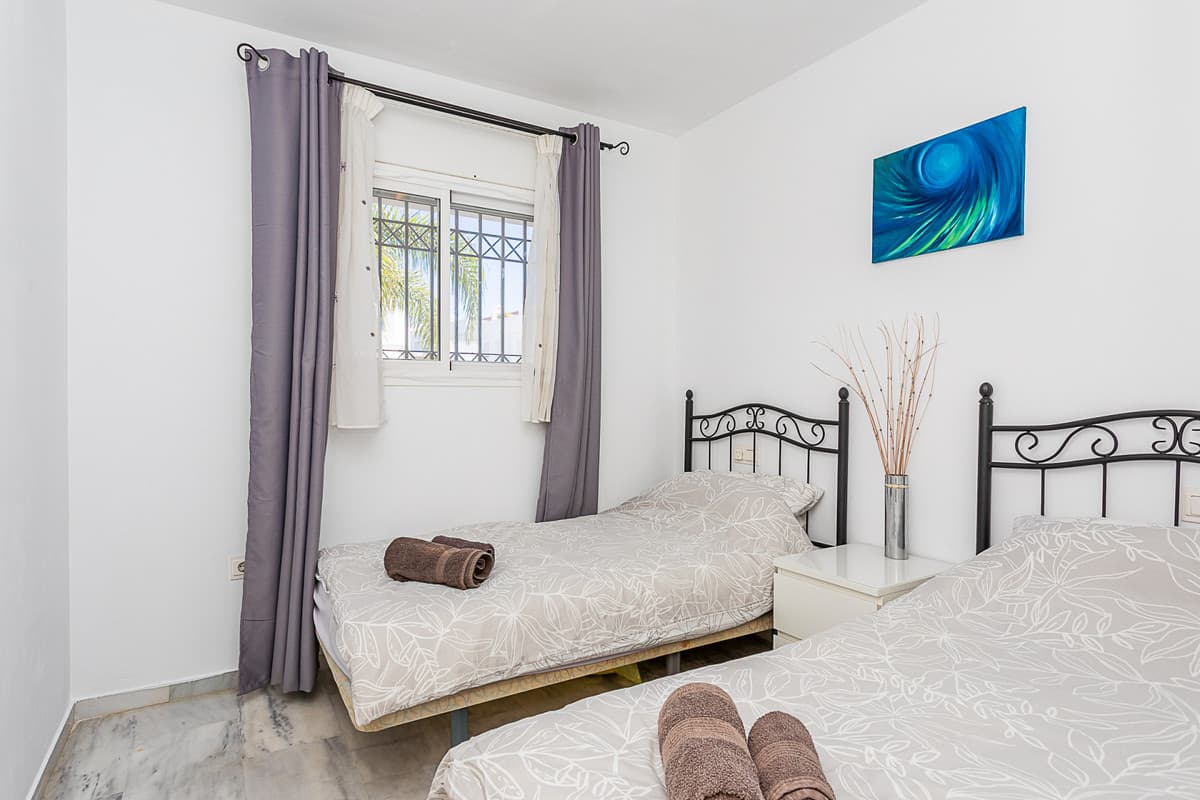 Middle Floor Apartment in Calahonda — photo 9 of 10