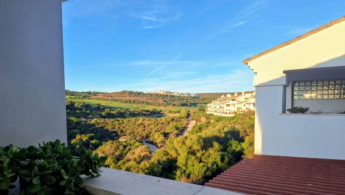 Middle Floor Apartment in La Alcaidesa — photo 4 of 10
