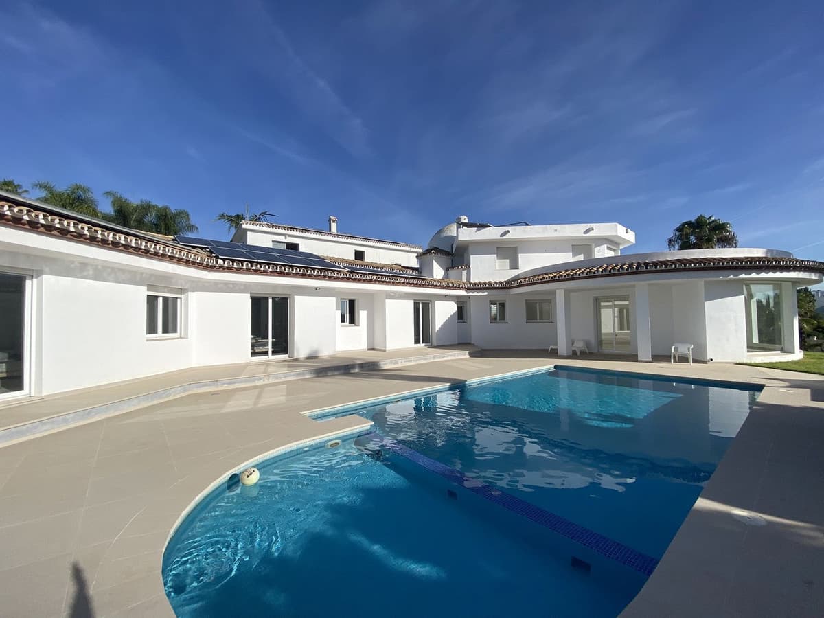 Detached Villa in El Paraiso — photo 1 of 10