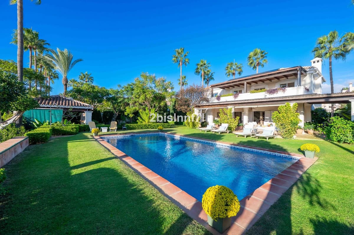 Detached Villa in Elviria — photo 1 of 10