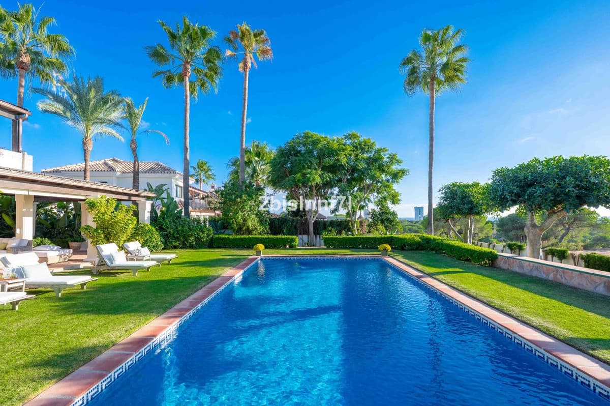 Detached Villa in Elviria — photo 2 of 10
