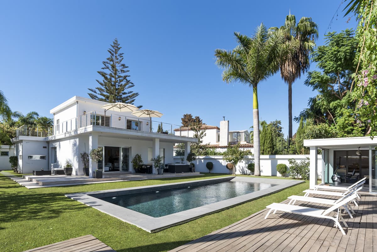 Detached Villa in Nueva Andalucía — photo 1 of 10