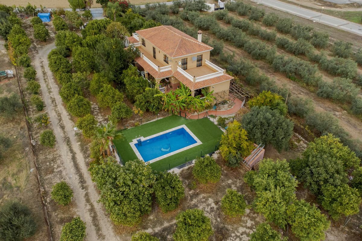 Detached Villa in Alhaurín el Grande — photo 1 of 10